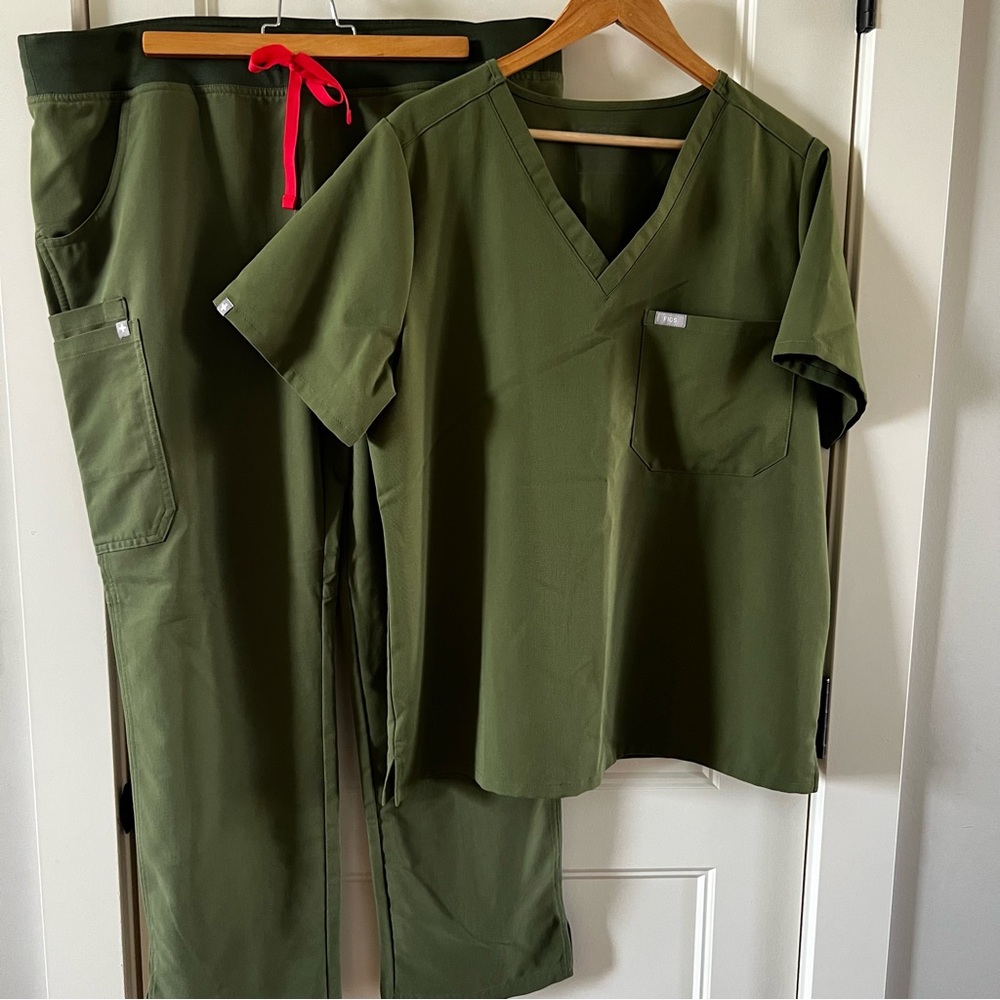 Figs Scrub Set in Dark Olive